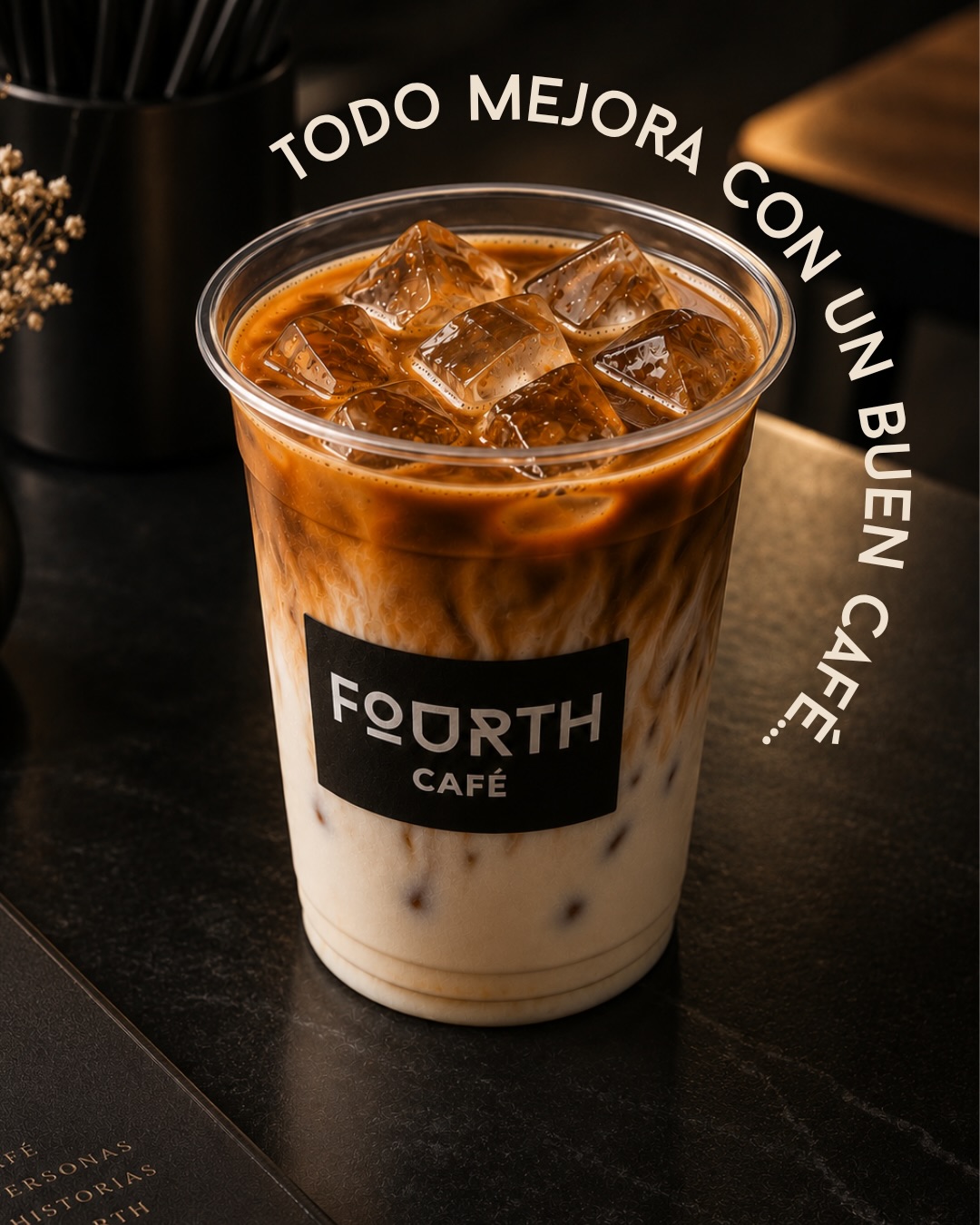 Bebida de Fourth Café servida en vaso con el branding del café